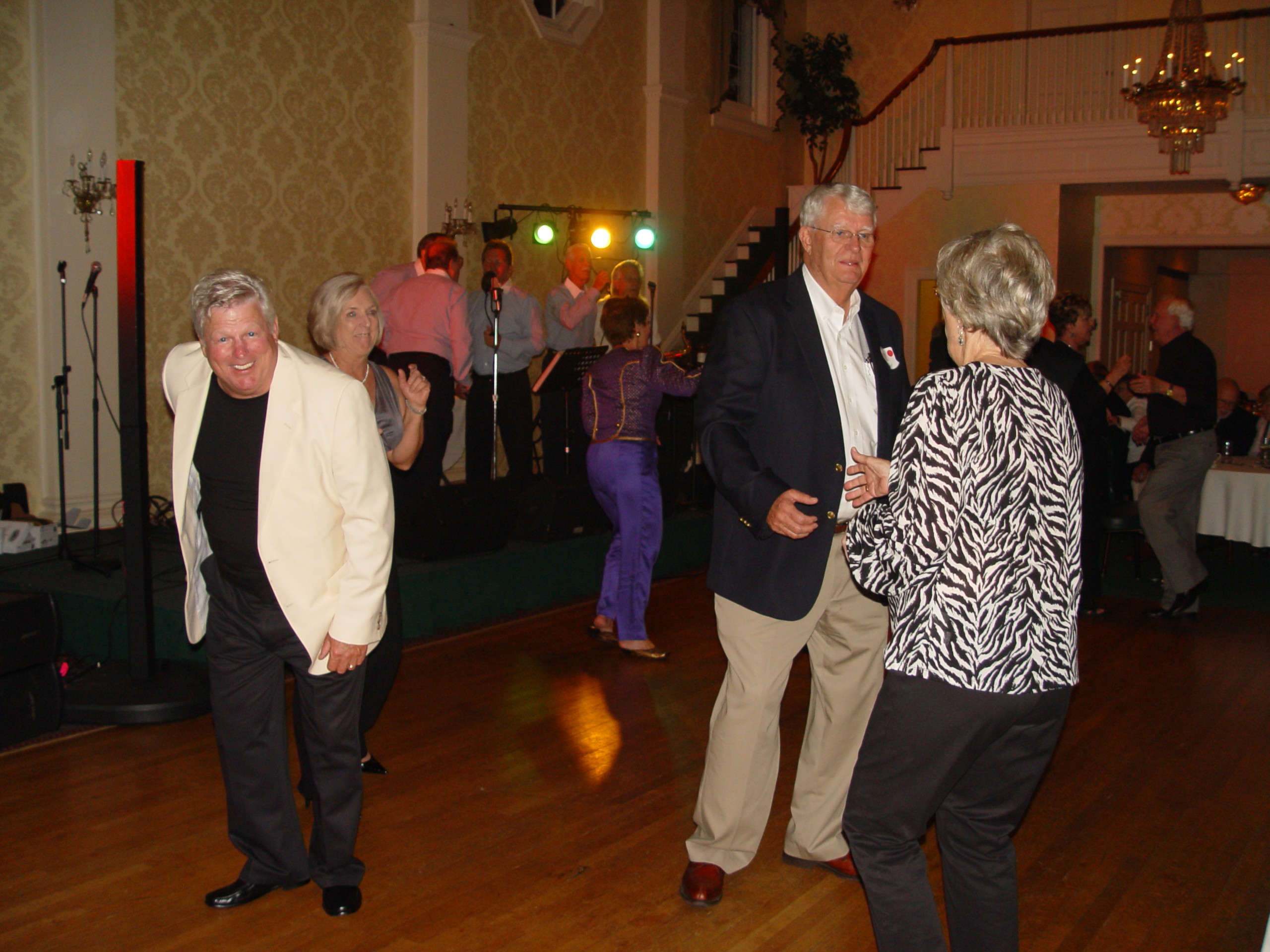 Dancing The Night Away~
Joey,Pam,David,Linda